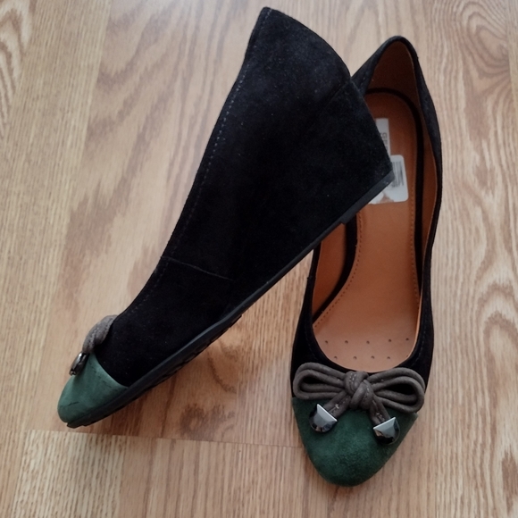 GEOX Elegant Black and Green Suede Women's Shoes - Picture 2 of 9